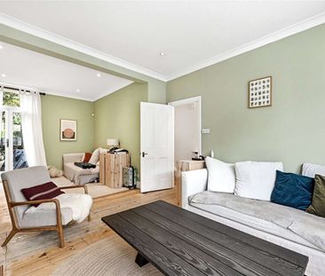 Neutrally decorated four bedroom family house situated off Parsons ... - Photo 2