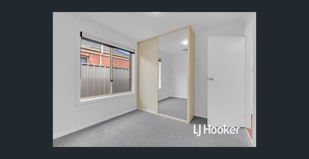 FRESH PAINT. NEW CARPET. 3 BED LOW-MAINT HOME WITH DUCTED HEAT & COOL!!! - Photo 1