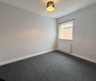 2 bedroom end of terrace house to rent - Photo 2