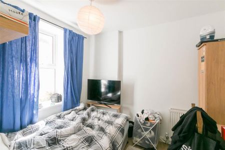 3 bedroom flat to rent - Photo 3