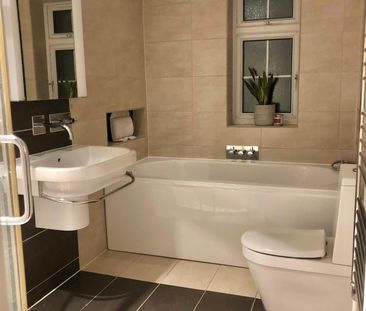 Executive detached property in amazing area! 01STMI - Room 6 - Photo 2