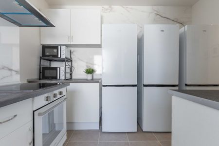 Bright room with balcony on Bailén Street - Photo 2
