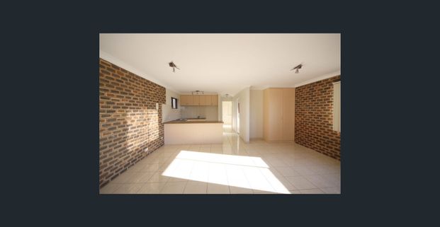 A HONEY FOR THE MONEY! - Photo 1