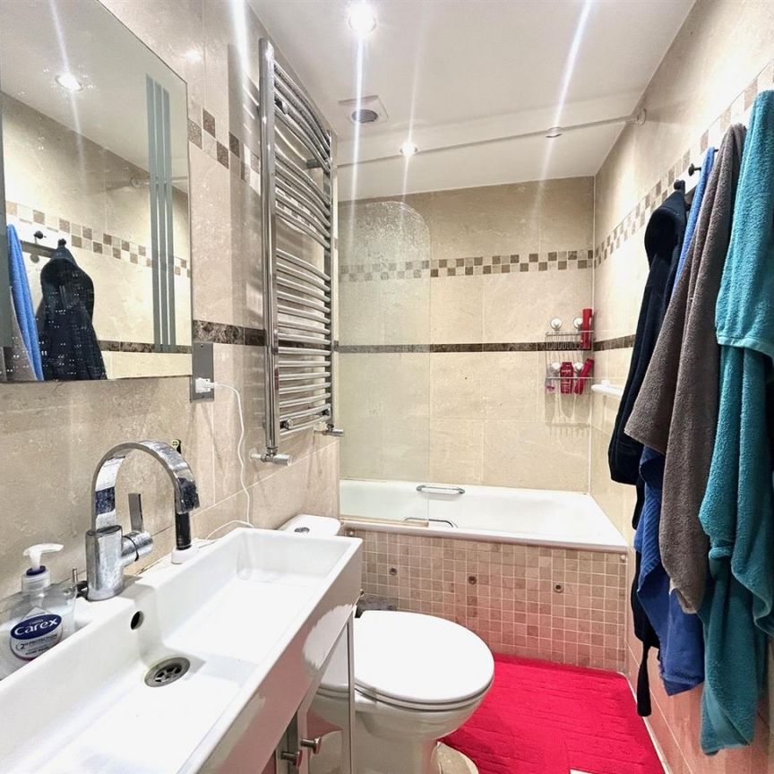 Godolphin Road, Shepherds Bush, W12, London - Photo 1