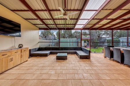 Stylish and Stunning 3 Bedroom home! - Photo 3
