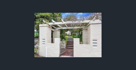 Charming Garden Apartment - Photo 2