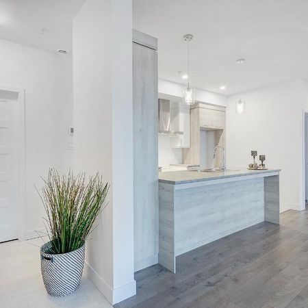 4½ haut de gamme disponible maintenant – 1 mois gratuit - Ascenseur et plafonds 9 pieds - Photo 4