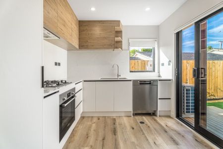 Stunning Brand New Townhouse in Royal Prad, Massey - Be the First to Live in This Elite Development! - Photo 2