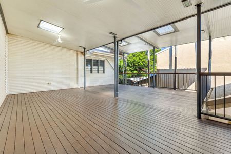 BEAUTIFUL, LARGE FAMILY HOME! - Photo 5