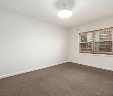 Spacious Two Bedroom Living Opposite Albert Park Lake - Photo 5