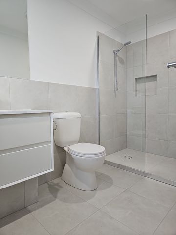 PERFECTLY LOCATED - SPACIOUS 4 BED TOWNHOUSE WITH DUCTED AIRCON - Photo 4