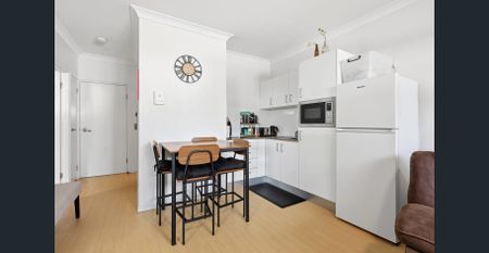 Fully Furnished 1 Bedroom Apartment Walking Distance to Train! - Photo 5