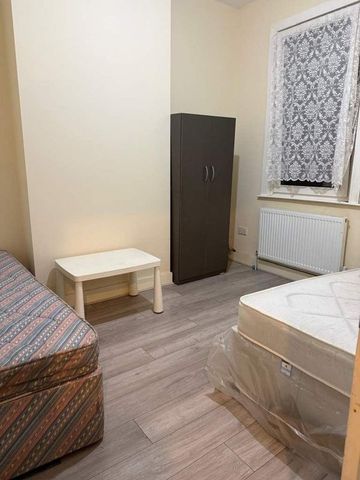 Room in a Shared House, Erskine Road, E17 - Photo 3