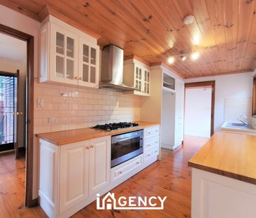 HUGE LIVING SPACES!! - Photo 6