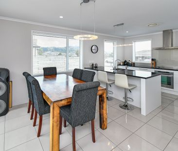Executive living in Pokeno! - Photo 2