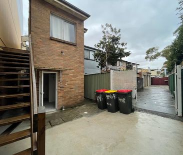 Oversized neat and tidy 2-bedroom shop top flat - Photo 4