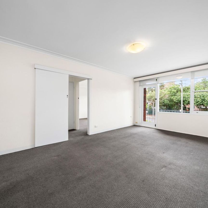 Sundrenched Apartment - Terrific Location – Lock up Garage - Photo 1