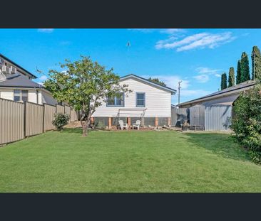 FAMILY HOME IN PRIME LOCALE! - Photo 6