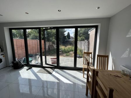 5 bedroom semi-detached house to rent - Photo 2