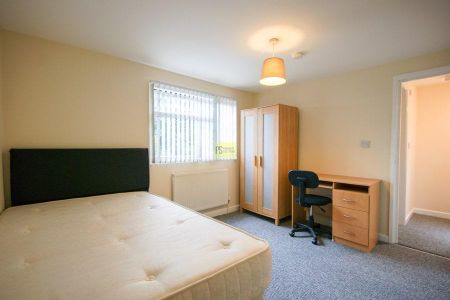 4 bedroom terraced house to rent - Photo 2