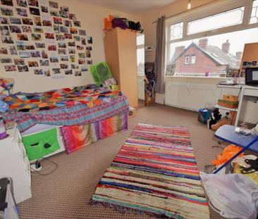 2 bedroom House in Manor Avenue, Leeds - Photo 3