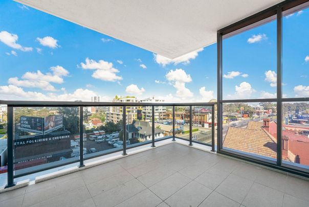 Spacious Modern 2 Bedroom Apartment in Prime Liverpool CBD Location! - Photo 1