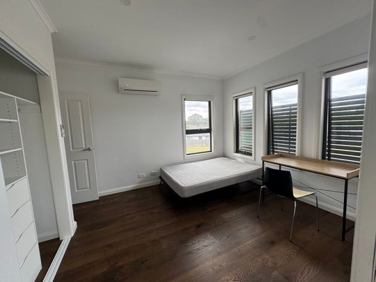 Glen Waverley - Photo 1