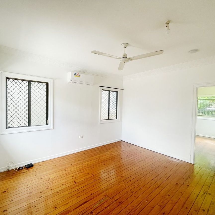 3 Bedrooms House with Walking distance to x2 Major Shopping Center - Photo 1