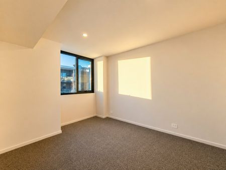BRAND NEW 8TH FLOOR APARTMENT WITH CITY VIEWS - Photo 2