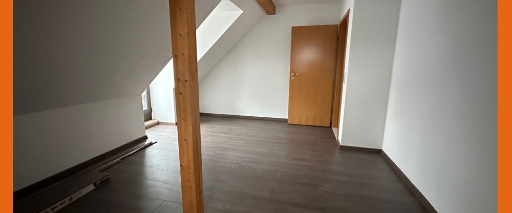 3-Zimmer-Dachgeschoss-Wohnung mit großem BALKON und Holzbalkendecke zu vermieten! - Photo 1