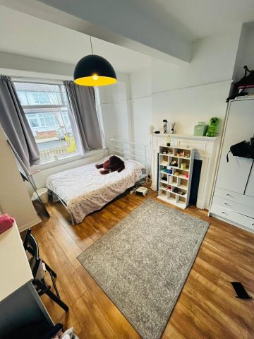 Room in a Shared House, Woodmansterne Road, SW16 - Photo 3