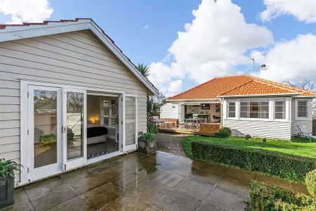 Charming 4BR Home in One Tree Hill - Photo 2