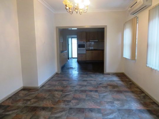 BEAUTIFUL FAMILY HOME!! - Photo 1