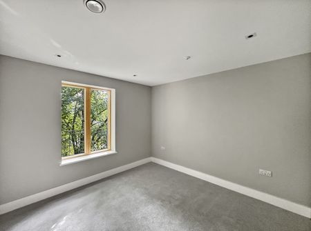 Tucked discreetly away from one of Cambridge’s most distinguished roads lies an exclusive collection of just six newly built residences, each crafted with meticulous attention to detail. - Photo 5