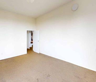 Bright, spacious 2 bedroom Hataitai flat - Photo 3