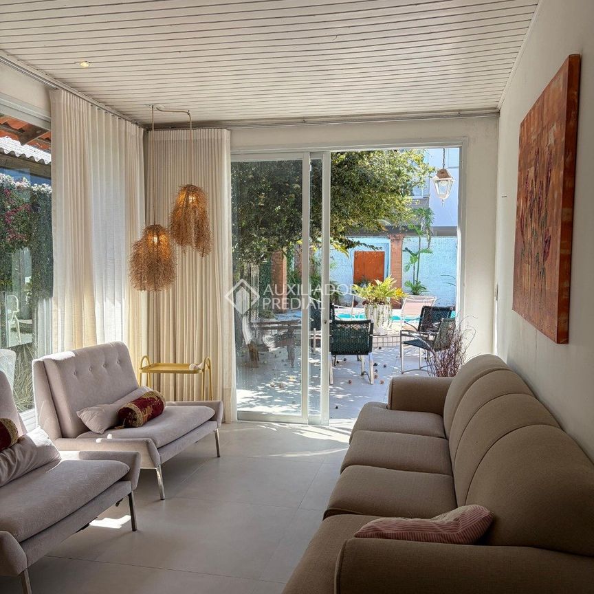 Casa com 5 quartos e 330m² para alugar em Campeche, Florianópolis. - Photo 1