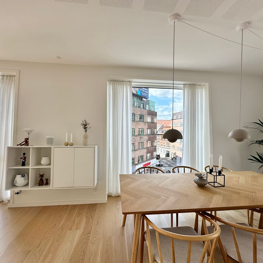 Lysfyldt lejlighed med skøn udsigt over Aalborg - Photo 1