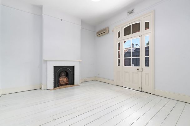 STYLISH APARTMENT IN THE HEART OF MOSMAN VILLAGE - Photo 1