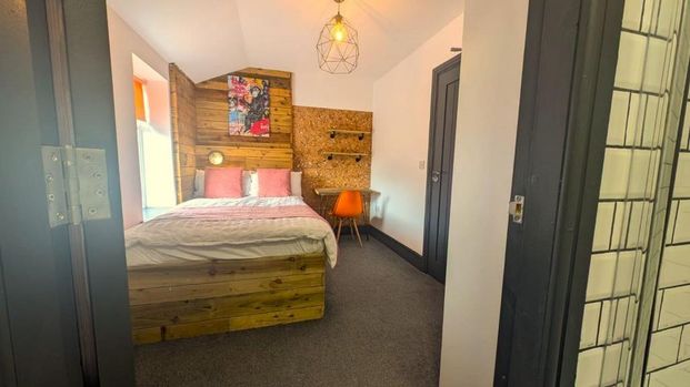 1 bedroom in a house share to rent - Photo 1