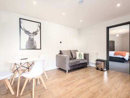 OX Living is proud to present this high-quality 9-bedroom co-living property, perfect for working professionals looking for stylish, stress-free living. Room 3 - Photo 2