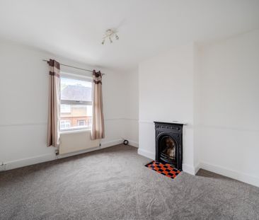 2 bedroom end of terrace house to rent - Photo 2