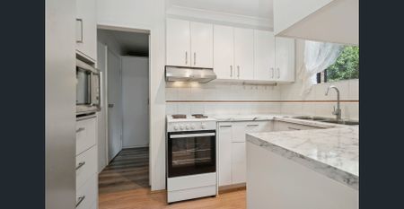 Spacious Three Bedroom Townhouse - Photo 2