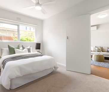 Beautifully Renovated Courtyard Apartment in Prime Locale - Photo 4