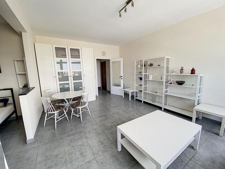 À Ixelles, grand studio de 55m2 en location 750 € par mois - Foto 2