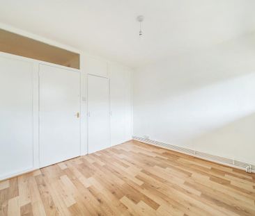 3 bedroom flat to rent - Photo 4