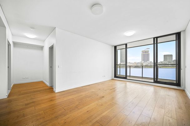 Immediate Waterfront Luxury - Photo 1