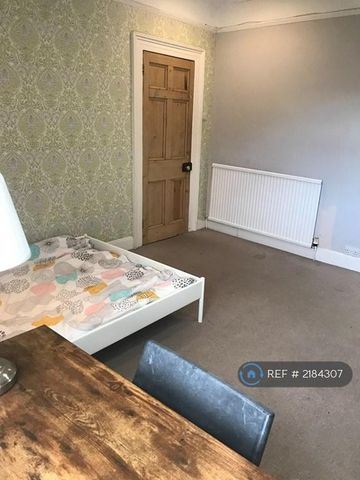 1 bedroom in a flat share to rent - Photo 2