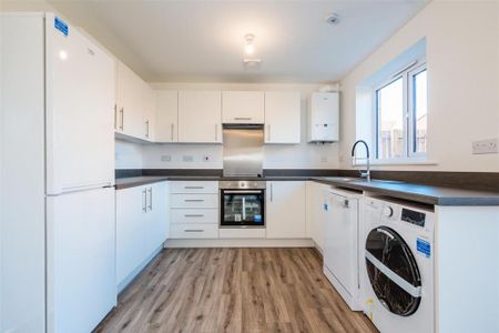 3 bedroom detached house to rent - Photo 3