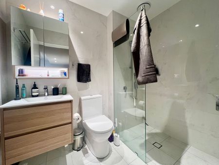 Sophisticated Urban Living - Luxurious 1-Bedroom in the Heart of Lidcombe - Photo 4