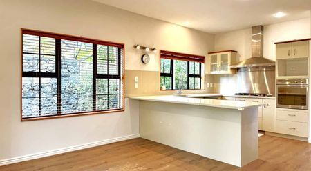 Stunning & Modern Home in Quiet Neighborhood - Photo 2